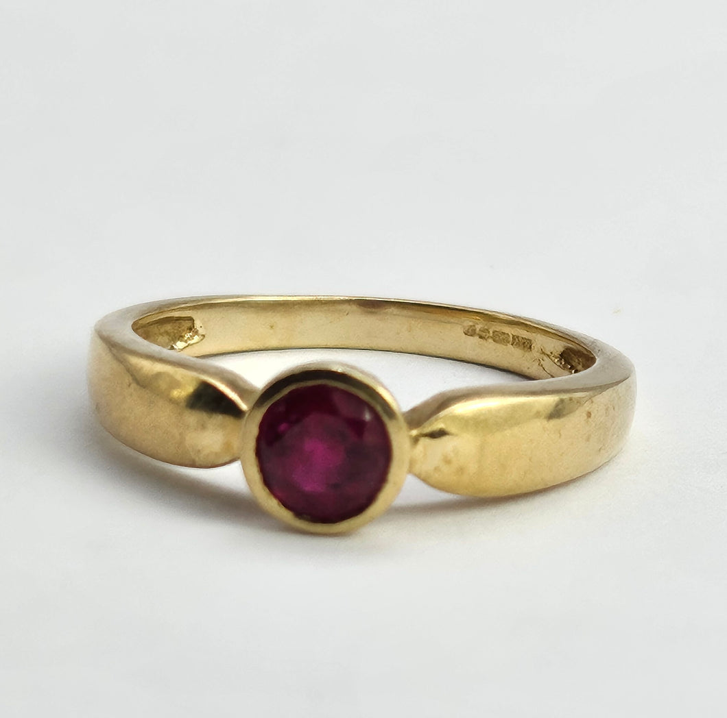 1310: Vintage: 9ct Gold Round Cut Blood Red Ruby Solitaire- lovely
