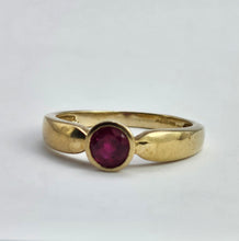 Load image into Gallery viewer, 1310: Vintage: 9ct Gold Round Cut Blood Red Ruby Solitaire- lovely
