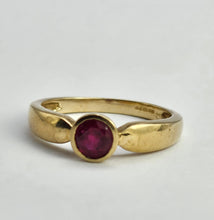 Load image into Gallery viewer, 1310: Vintage: 9ct Gold Round Cut Blood Red Ruby Solitaire- lovely
