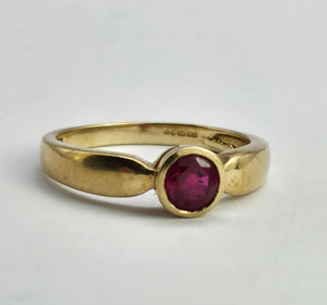 1310: Vintage: 9ct Gold Round Cut Blood Red Ruby Solitaire- lovely
