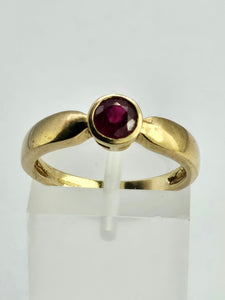 1310: Vintage: 9ct Gold Round Cut Blood Red Ruby Solitaire- lovely