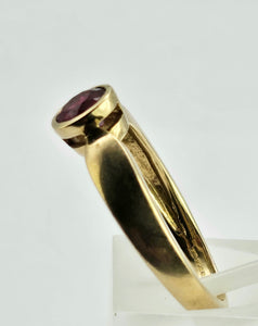 1310: Vintage: 9ct Gold Round Cut Blood Red Ruby Solitaire- lovely