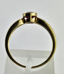1310: Vintage: 9ct Gold Round Cut Blood Red Ruby Solitaire- lovely