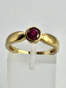 1310: Vintage: 9ct Gold Round Cut Blood Red Ruby Solitaire- lovely