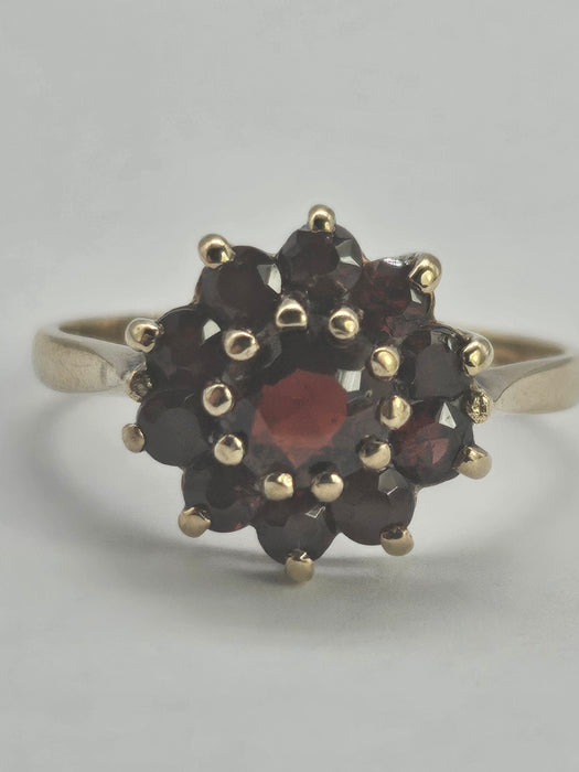 1125: Vintage; 9ct Gold 11 Garnets Flower Head Cluster Ring- Date-Mark 1970&nbsp;