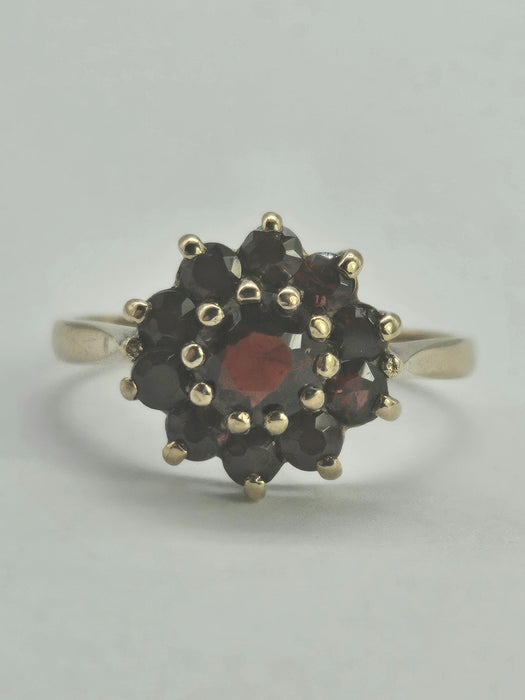 1125: Vintage; 9ct Gold 11 Garnets Flower Head Cluster Ring- Date-Mark 1970&nbsp;