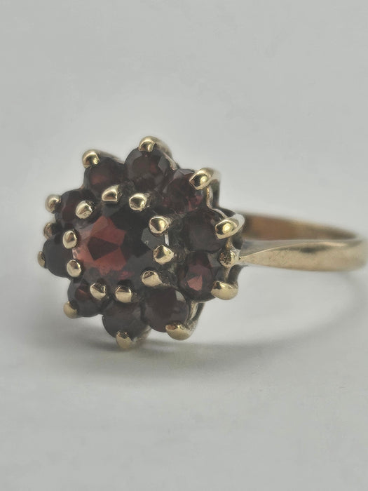 1125: Vintage; 9ct Gold 11 Garnets Flower Head Cluster Ring- Date-Mark 1970&nbsp;