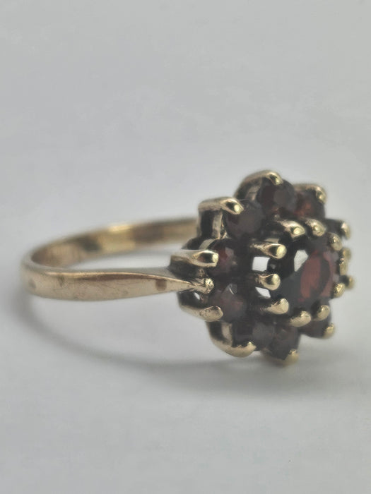 1125: Vintage; 9ct Gold 11 Garnets Flower Head Cluster Ring- Date-Mark 1970&nbsp;