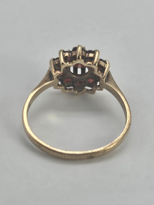 1125: Vintage; 9ct Gold 11 Garnets Flower Head Cluster Ring- Date-Mark 1970&nbsp;