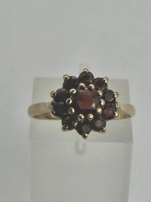 1125: Vintage; 9ct Gold 11 Garnets Flower Head Cluster Ring- Date-Mark 1970&nbsp;