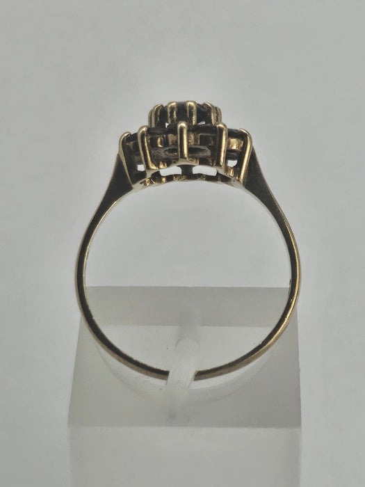 1125: Vintage; 9ct Gold 11 Garnets Flower Head Cluster Ring- Date-Mark 1970&nbsp;