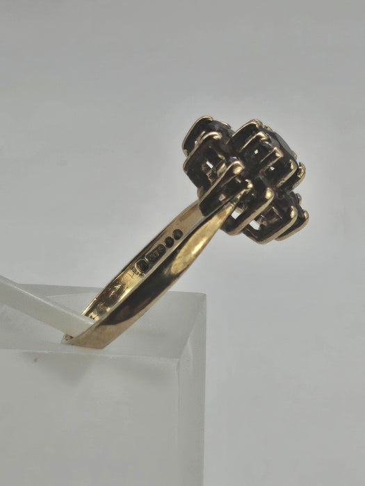 1125: Vintage; 9ct Gold 11 Garnets Flower Head Cluster Ring- Date-Mark 1970&nbsp;