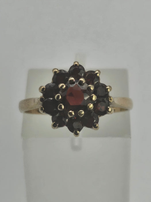 1125: Vintage; 9ct Gold 11 Garnets Flower Head Cluster Ring- Date-Mark 1970&nbsp;