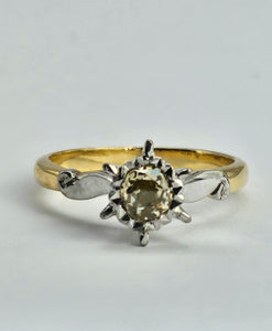 1092: Vintage Rare 18ct Mixed Gold Yellow Diamond Diamonds Ring- lovely combination
