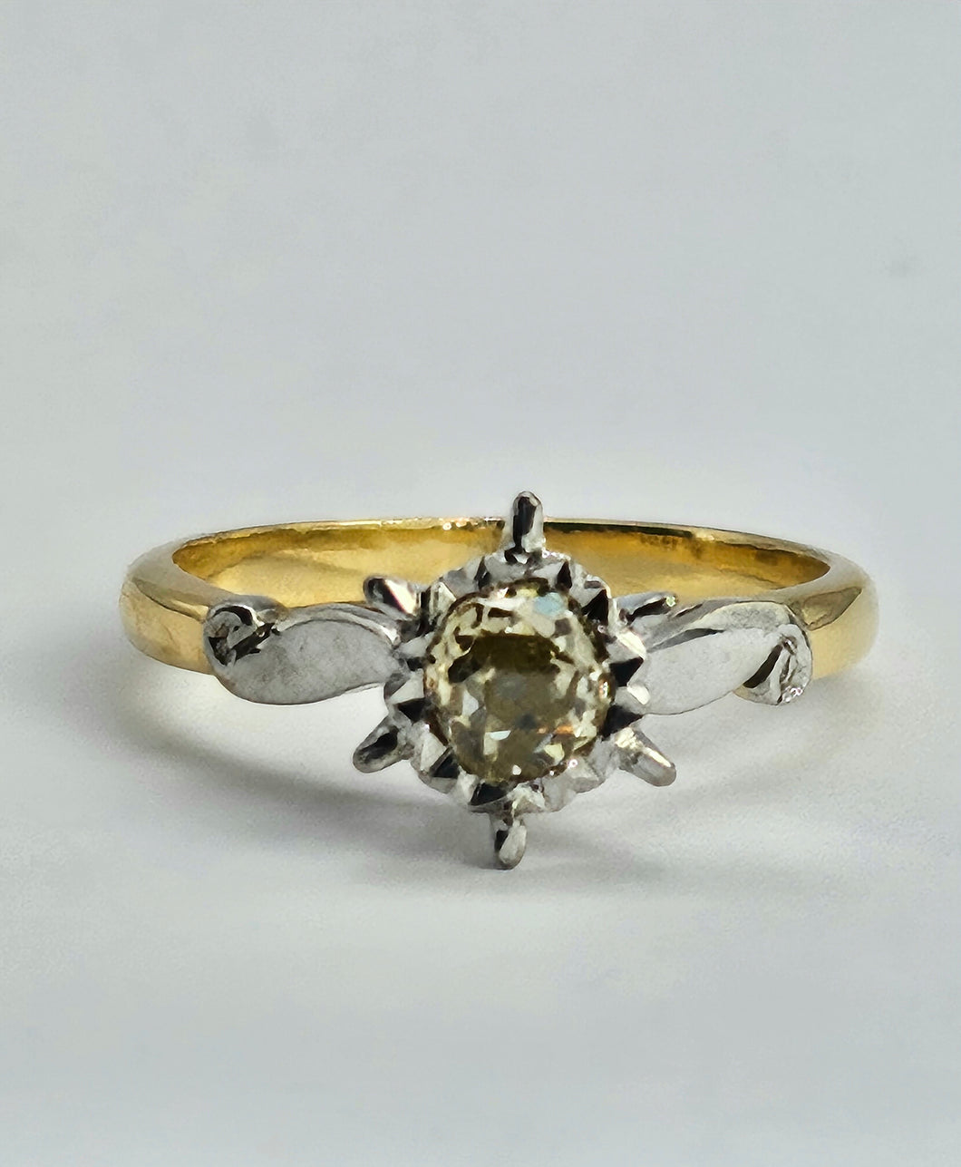 1092: Vintage Rare 18ct Mixed Gold Yellow Diamond Diamonds Ring- lovely combination