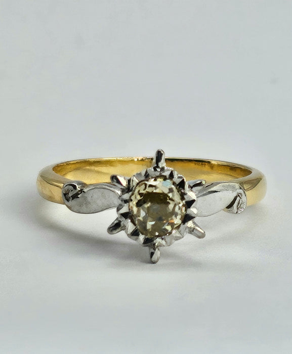 1092: Vintage Rare 18ct Mixed Gold Yellow Diamond Diamonds Ring- lovely combination