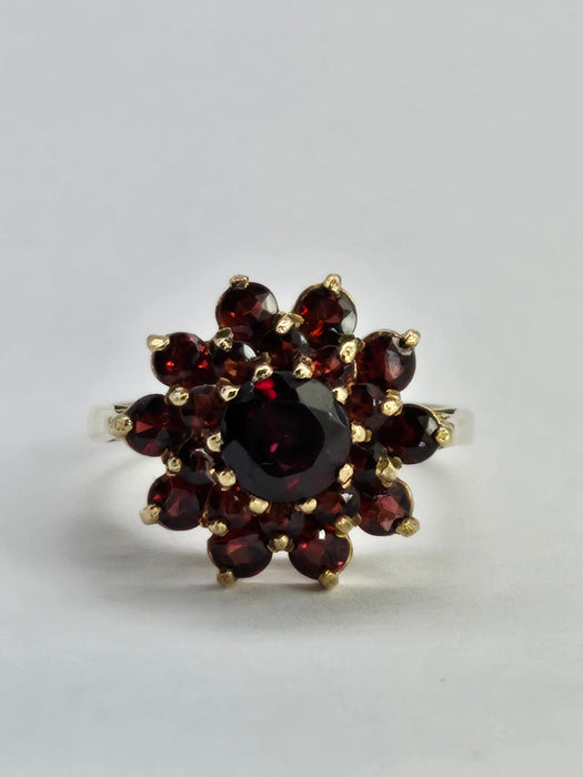 1132 Vintage: 9ct Yellow Gold 21 Almandine Garnet Flower Head Ring