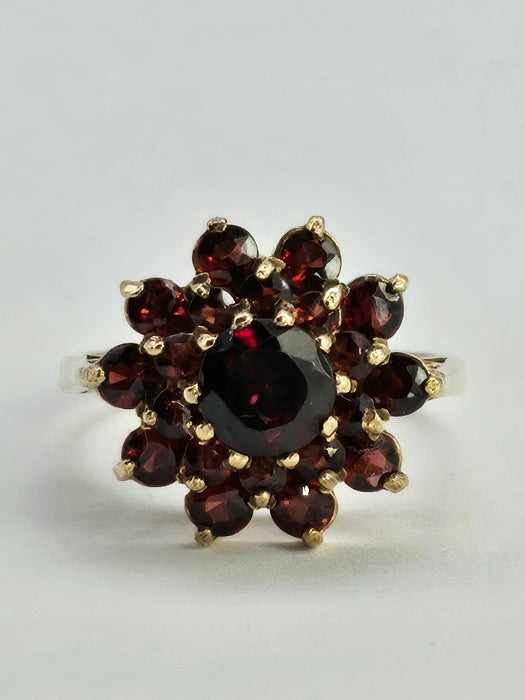 1132 Vintage: 9ct Yellow Gold 21 Almandine Garnet Flower Head Ring