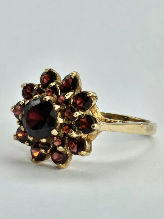 1132 Vintage: 9ct Yellow Gold 21 Almandine Garnet Flower Head Ring