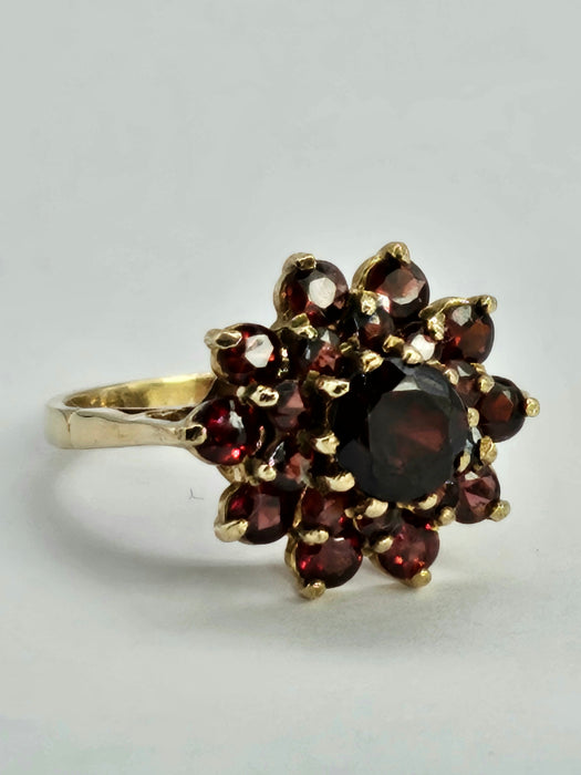 1132 Vintage: 9ct Yellow Gold 21 Almandine Garnet Flower Head Ring