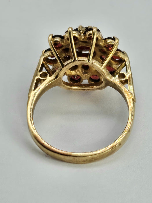 1132 Vintage: 9ct Yellow Gold 21 Almandine Garnet Flower Head Ring