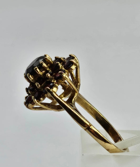1132 Vintage: 9ct Yellow Gold 21 Almandine Garnet Flower Head Ring