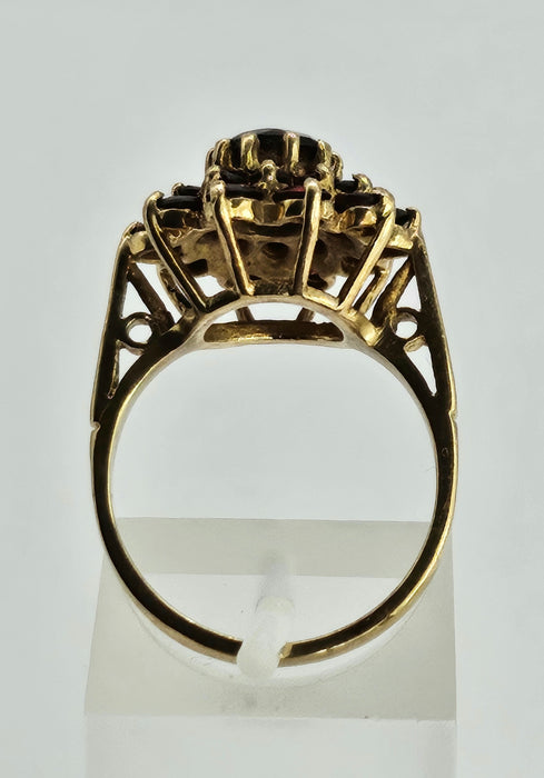 1132 Vintage: 9ct Yellow Gold 21 Almandine Garnet Flower Head Ring