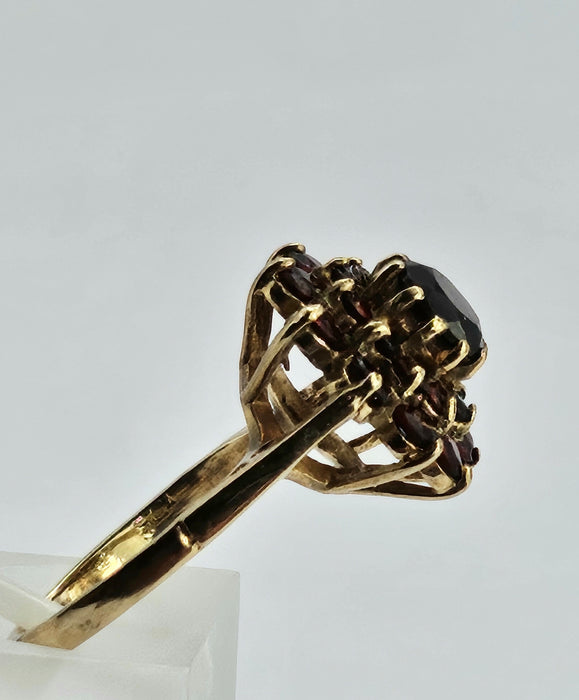 1132 Vintage: 9ct Yellow Gold 21 Almandine Garnet Flower Head Ring