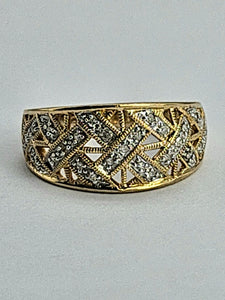 1139: Vintage: 9ct Gold 25 Diamonds Openwork Ring- sparkling symmetry