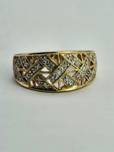 1139: Vintage: 9ct Gold 25 Diamonds Openwork Ring- sparkling symmetry