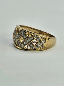 1139: Vintage: 9ct Gold 25 Diamonds Openwork Ring- sparkling symmetry
