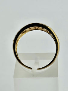 1139: Vintage: 9ct Gold 25 Diamonds Openwork Ring- sparkling symmetry