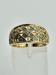 1139: Vintage: 9ct Gold 25 Diamonds Openwork Ring- sparkling symmetry