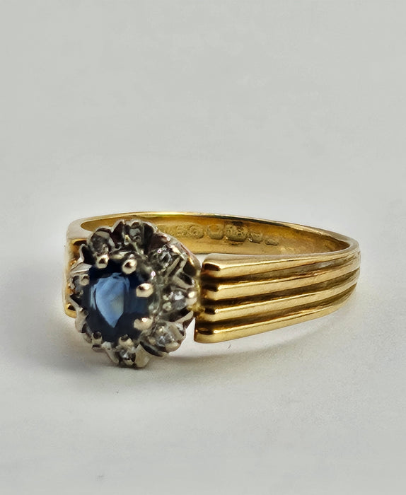 1392: Vintage: 18ct Gold Cornflower Blue Sapphires Diamonds Cluster Ring-