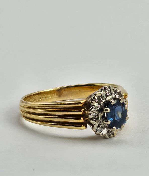 1392: Vintage: 18ct Gold Cornflower Blue Sapphires Diamonds Cluster Ring-