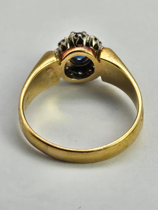 1392: Vintage: 18ct Gold Cornflower Blue Sapphires Diamonds Cluster Ring-