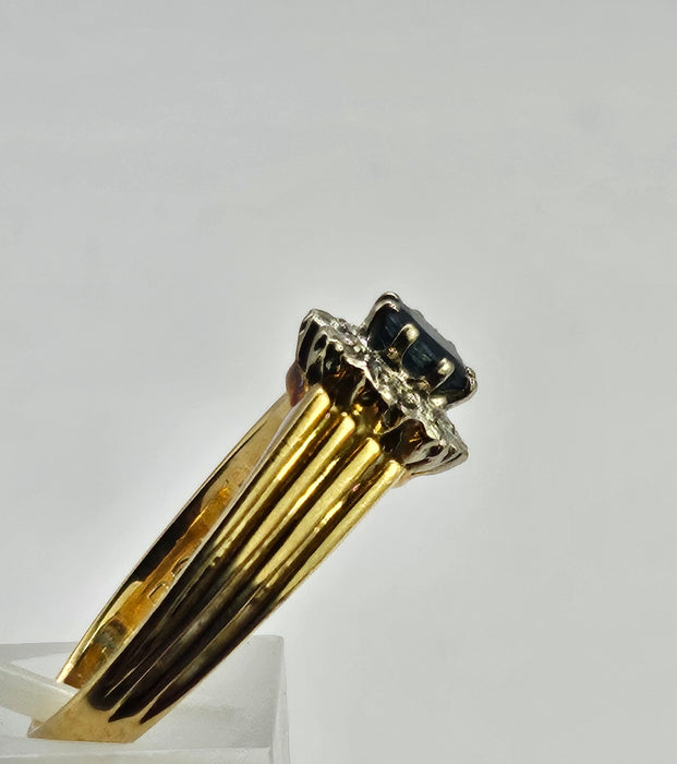 1392: Vintage: 18ct Gold Cornflower Blue Sapphires Diamonds Cluster Ring-