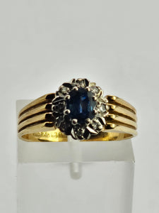 1392: Vintage: 18ct Gold Cornflower Blue Sapphires Diamonds Cluster Ring-