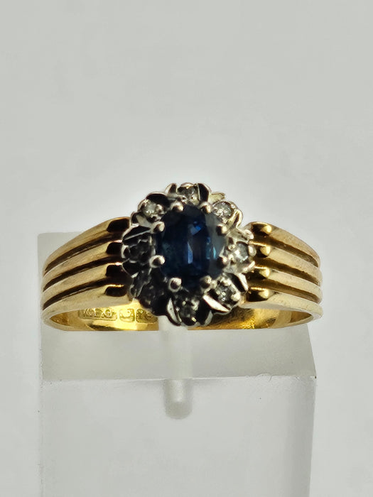 1392: Vintage: 18ct Gold Cornflower Blue Sapphires Diamonds Cluster Ring-