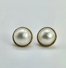 Cargar imagen en el visor de la galería, 1402: Vintage: 9ct Gold Large Cultured Pearl Stud/Clip Earrings- lovely and substantial
