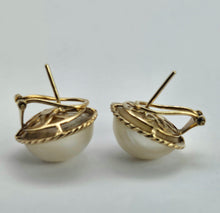 Cargar imagen en el visor de la galería, 1402: Vintage: 9ct Gold Large Cultured Pearl Stud/Clip Earrings- lovely and substantial
