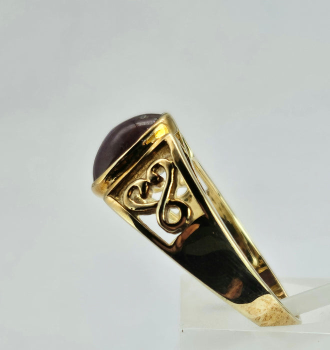 0994: Vintage: 9ct Gold Cabochon Star Ruby Openwork Ring- a splendid example