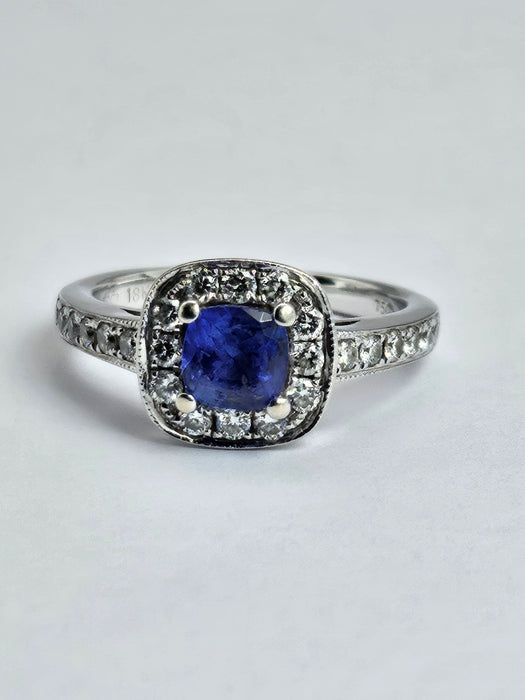 1452: Vintage: 18ct White Gold Ceylon Blue Tanzanite 24 Diamonds Dress Ring- Divine beauty