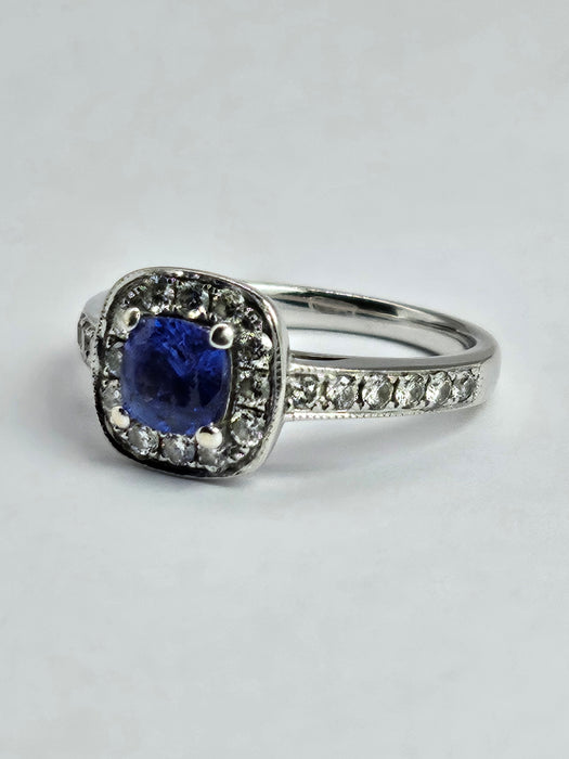 1452: Vintage: 18ct White Gold Ceylon Blue Tanzanite 24 Diamonds Dress Ring- Divine beauty