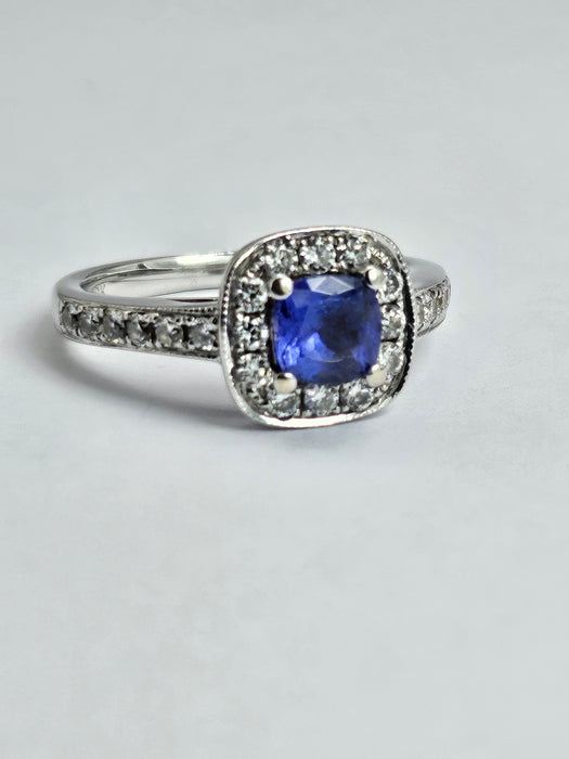 1452: Vintage: 18ct White Gold Ceylon Blue Tanzanite 24 Diamonds Dress Ring- Divine beauty