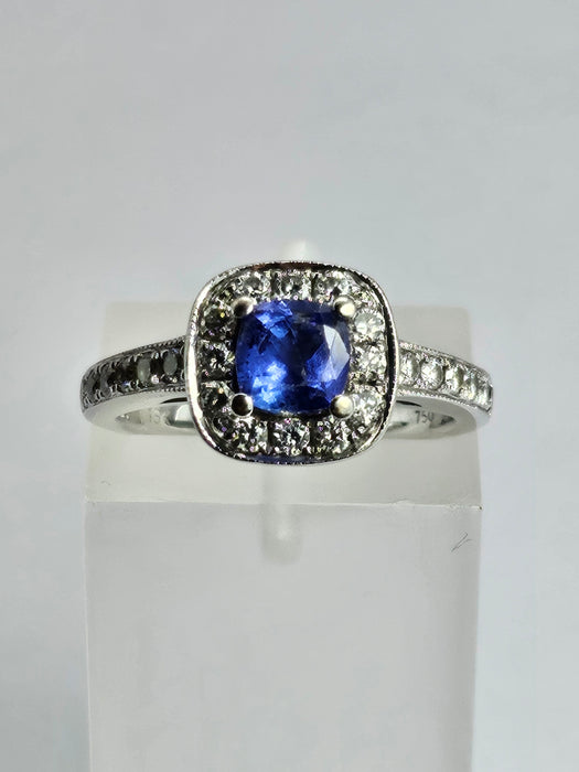 1452: Vintage: 18ct White Gold Ceylon Blue Tanzanite 24 Diamonds Dress Ring- Divine beauty