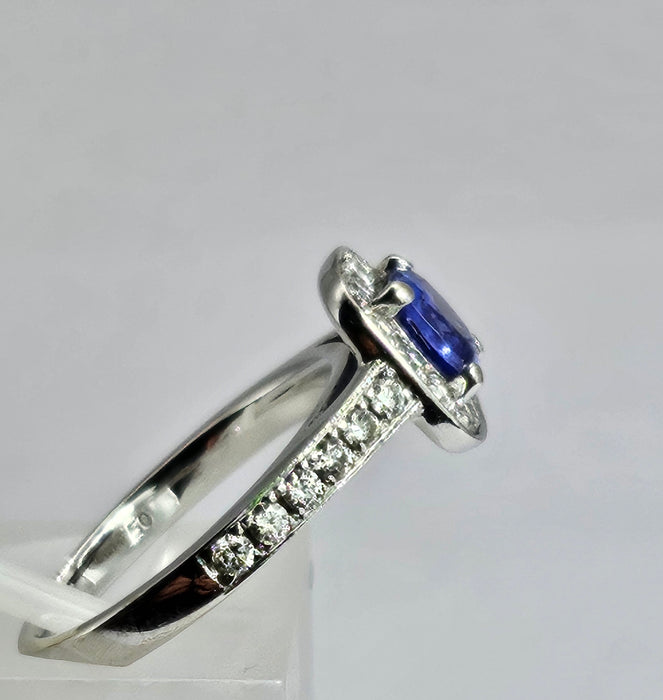 1452: Vintage: 18ct White Gold Ceylon Blue Tanzanite 24 Diamonds Dress Ring- Divine beauty