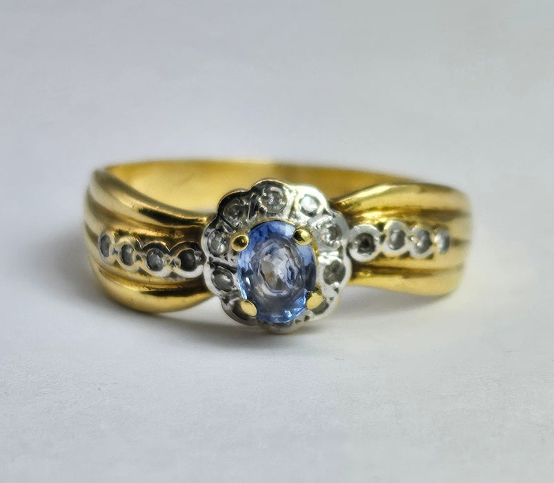 6492 Vintage: 18ct Gold Ceylon Blue Sapphire 18 Diamonds Dress Ring
