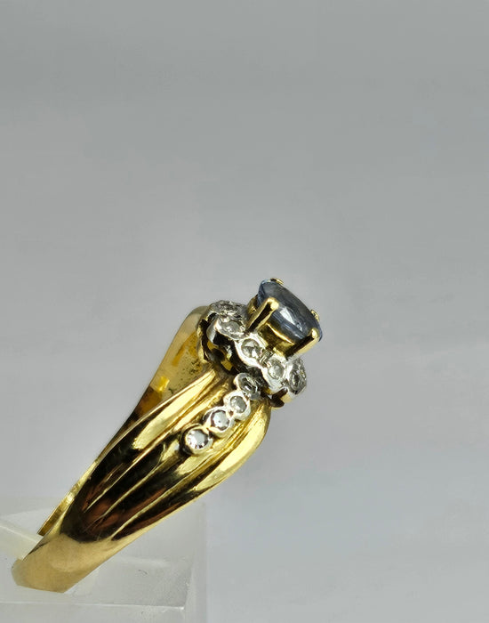 6492 Vintage: 18ct Gold Ceylon Blue Sapphire 18 Diamonds Dress Ring