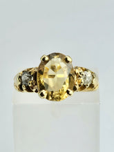 Cargar imagen en el visor de la galería, 1341: Vintage Old 18ct Gold Lemon Citrine Diamonds 3 Stone Ring- mature hues, lovely cut and colours
